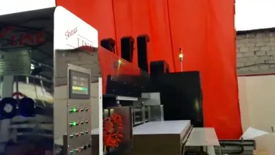 Formeuse de carton au Pakistan